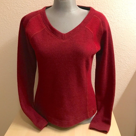 Mountain Hardwear Sweater. Scarlet Red. PullOver Long Sleeve. Womens Medium. EUC - Picture 1 of 13